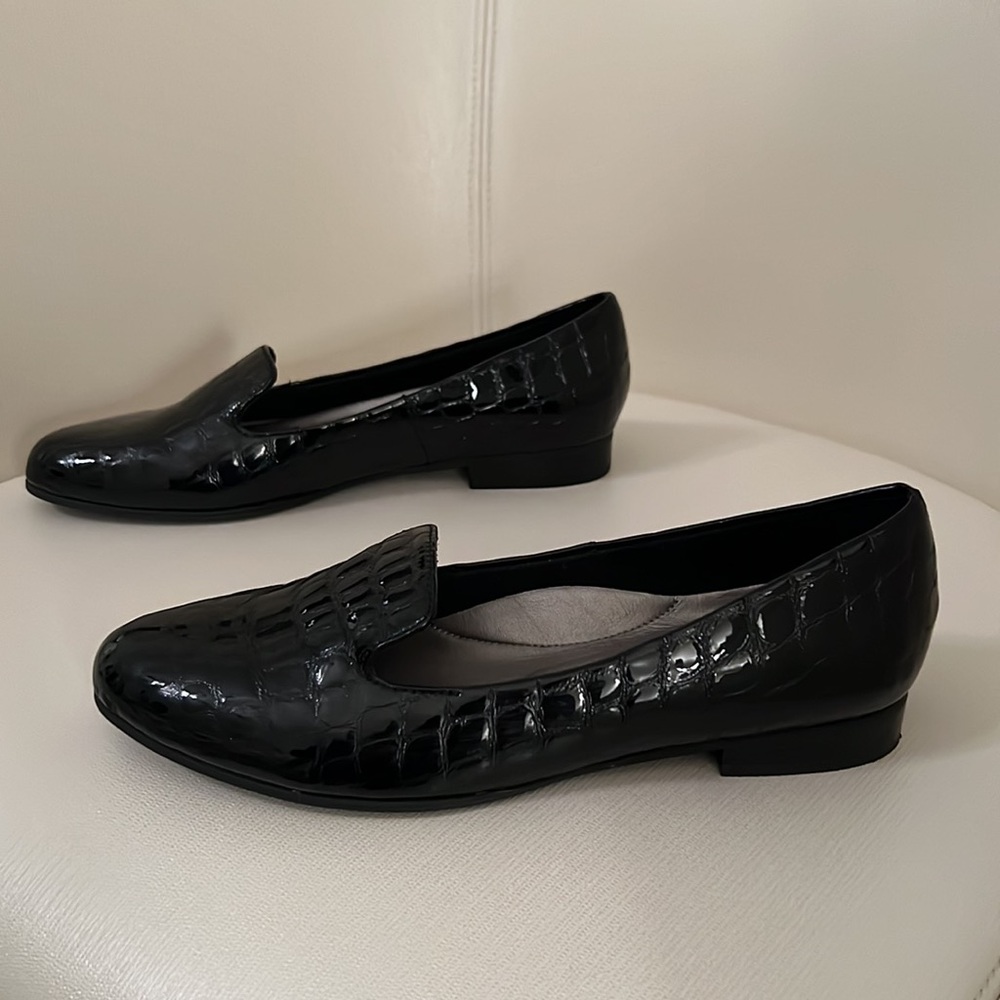 Umberto Raffini black patent leather loafers. Women’s size 38 (women’s US 7.5)